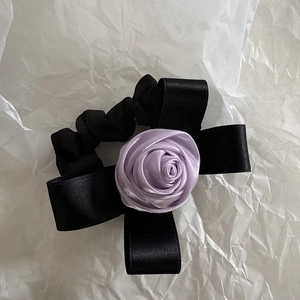 Chouchou élégant en satin avec rose lavande et nœud en ruban noir pour cheveux