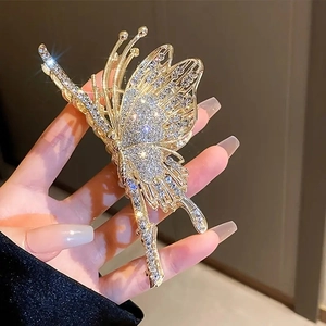 Detalle de la pinza de pelo mariposa de 11cm con cristales brillantes y montura metálica dorada