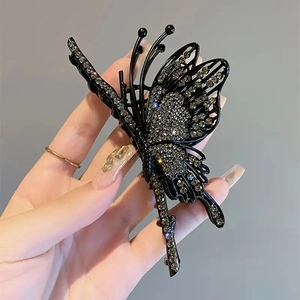 Detalle de la pinza para el pelo de mariposa 11cm con diamantes negros y alas metálicas
