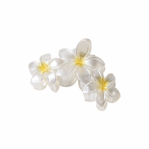 Détail d'une pince à cheveux fleur de frangipanier 9cm avec finition nacrée et dégradé