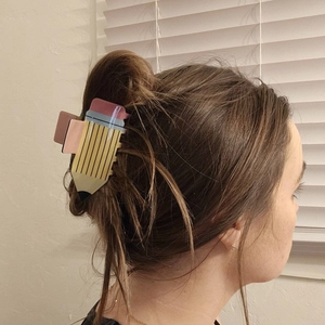 Détail de la pince à cheveux créative en forme de crayon pour coiffure en chignon