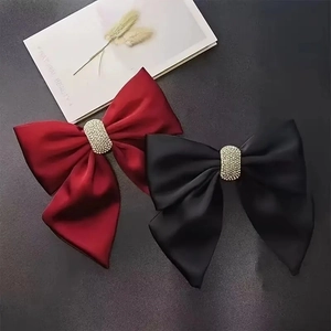 Barrettes à nœud en satin élégantes avec boucle en strass en noir et rouge vin
