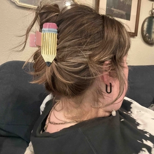 Pince à cheveux créative en forme de crayon sur un chignon pour un look quotidien