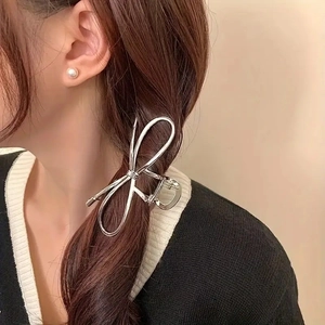 Molla per capelli a fiocco in metallo argento lucido per uno stile minimalista