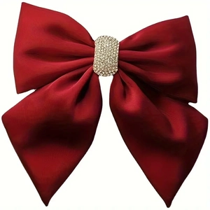 Barrette à cheveux élégante en satin bordeaux avec centre orné de strass brillants