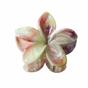 Détail de la pince à cheveux fleur de frangipanier 8cm avec motif dégradé de marbre