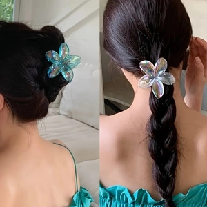 Pince à cheveux fleur de frangipanier irisée pour chignon élégant en bleu et clair