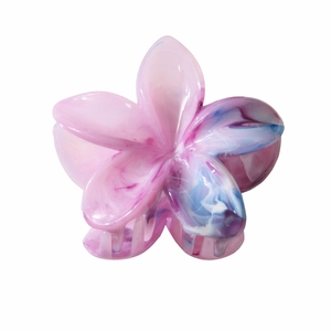 Détail de la pince à cheveux fleur de frangipanier avec motif marbré bleu et rose pastel