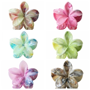 Pinces à cheveux fleur de 8cm à motif marbré en six coloris sur fond blanc pur