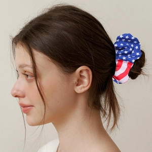 Haargummi im US-Flaggen-Design mit roten Streifen und blauen Sternen auf einem Dutt