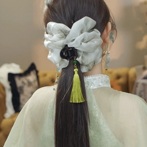 Set molletta per capelli e elastico con nappine verdi in stile cinese tradizionale