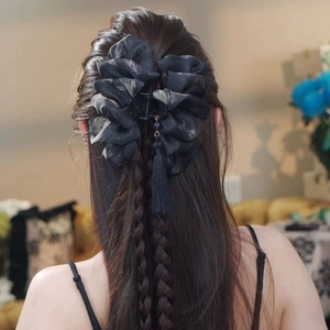 Grande molletta per capelli a fiore nero con nappe eleganti e trama piumata