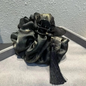 Pinza per capelli a nuvola stile cinese con nappa e tessuto in seta floreale nera