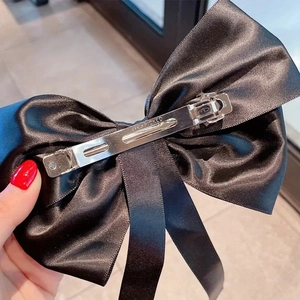 Grande pince à cheveux élégante en satin noir avec un fermoir à ressort en métal argenté