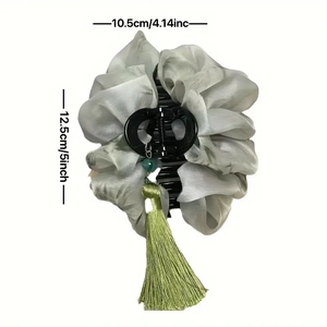Pinza per capelli a nuvola con fiori in tessuto e nappe in seta verde chic