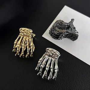Gotische Haarklammern aus Metall in Skeletthand-Optik in Gold, Silber und Schwarz