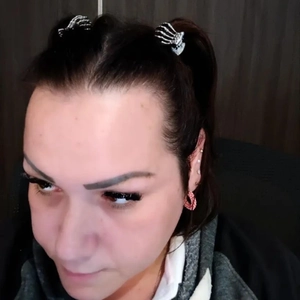 Nahaufnahme von silbernen Metallskelett-Haarspangen im Punk-Gothic-Stil für Halloween