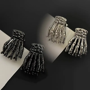 Details von Punk Gothic Totenkopf-Hand Haarklammern in Metallic-Schwarz und Silber