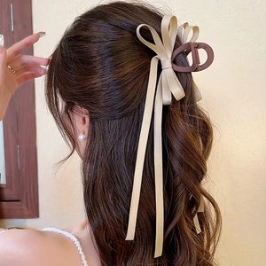 Elegante molletta per capelli in raso beige con fiocco e nastri lunghi per acconciature