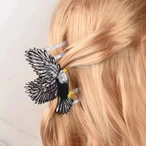 Pince à cheveux aigle élégante en acétate marbré pour coiffure sur cheveux blonds