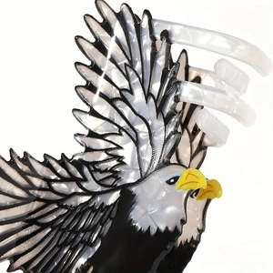 Pince à cheveux aigle réaliste avec ailes à texture nacrée et design antidérapant
