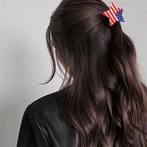 Sternförmige Haarklammer mit USA-Flaggenmuster auf gewelltem braunem Haar Rückansicht