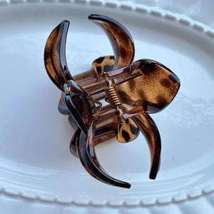 Eleganter 8cm Blumen-Haarclip mit Leopardenmuster in dekorativer Perlenschale
