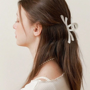 Pince à cheveux blanche minimaliste en forme de nœud pour coiffure élégante femme