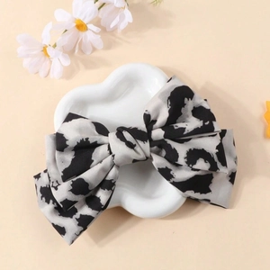 Barrette à nœud léopard sur plateau en porcelaine en forme de cœur avec marguerite