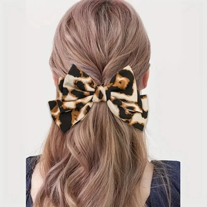 Barrette à cheveux élégante avec nœud léopard portée sur une queue de cheval chic