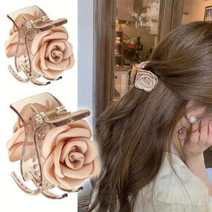 Elegante Molletta per Capelli con Rose e Camelie in Tessuto Fatta a Mano con Fiori di Raso e Acrilico Trasparente da Donna