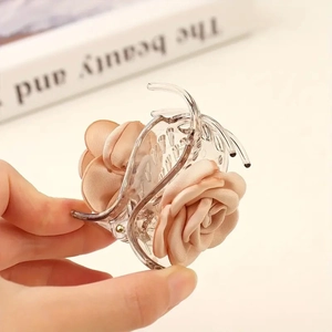 Elegante pinza per capelli in stile francese con rose di raso champagne e base acrilica
