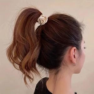 Elegante molletta per capelli a fiore di camelia crema per code e acconciature
