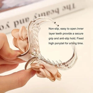 Elegante molletta per capelli con fiori in tessuto beige e design antiscivolo