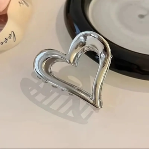 Primer plano de la pinza para el cabello en forma de corazón de metal plateado