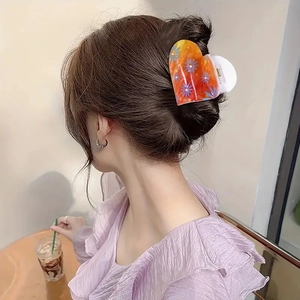 Grande pince à cheveux en forme de cœur avec motifs de marguerites bleues pour chignon