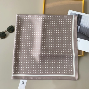 Foulard quadrato in seta rosa cipria a pois con etichetta SIYA su sfondo estetico