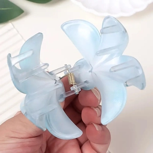 Molla per capelli a forma di giglio blu chiaro da 8cm in resina opaca con molla dorata