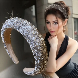 Serre-tête luxe avec strass et perles, design rembourré pour coiffure de fête élégante