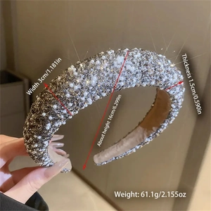 Serre-tête rembourré de luxe avec strass argentés et perles, vue d'angle de 45 degrés
