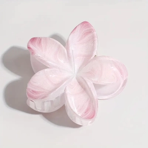 Dettaglio del fermaglio per capelli a giglio 8cm sfumato marmo con texture in resina rosa