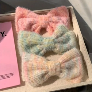 Pince à Cheveux Nœud en Peluche Douce pour Femmes Fait à la Main Perle Artificielle Couleur Macaron Pince à Ressort Accessoire de Cheveux Automne Hiver