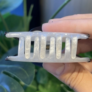 Pinza para el pelo de pingüino animado con textura de mármol blanco perlado elegante