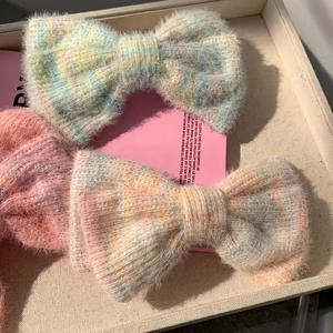 Pince à cheveux nœud en peluche avec fausse fourrure et perles tons pastels