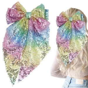 Détail d'un grand nœud à cheveux à paillettes arc-en-ciel avec de longs rubans fluides