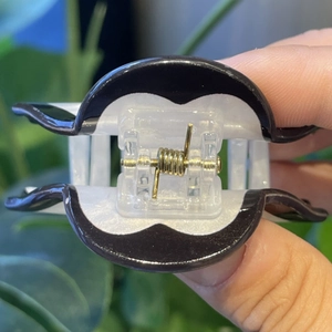 Pinza para el pelo de pingüino en resina blanca y negra con un fuerte resorte de metal