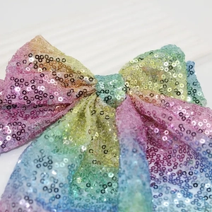 Détail des paillettes colorées sur le nœud à cheveux sirène avec dégradé arc-en-ciel