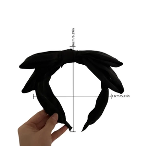 Elegante cerchietto in raso nero con fiocco doppio, largo 13 cm e alto 16 cm