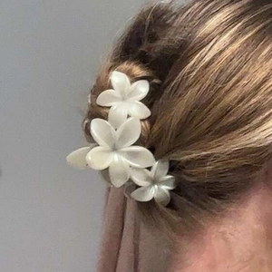 Pince à cheveux élégante en frangipanier blanc nacré avec trois fleurs en résine sur cheveux
