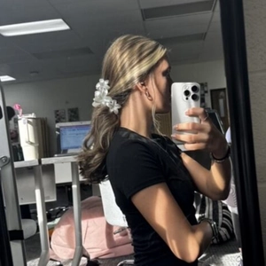 Pince à cheveux fleur de frangipanier blanche élégante pour queue de cheval française